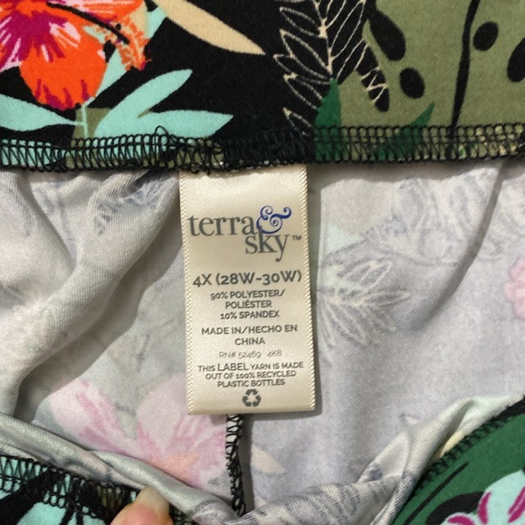 Terra & sky 4x 28w 39 w floral skirt with pockets elastic waistband - Picture 4 of 4